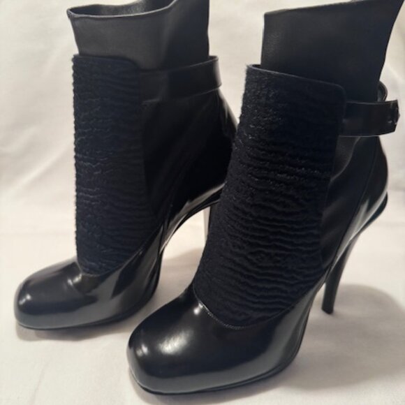 Fendi Victorian Calf Hair/ Patent Leather Ankle Booties -Size 38 w/ Box LIKE NEW - Picture 1 of 14